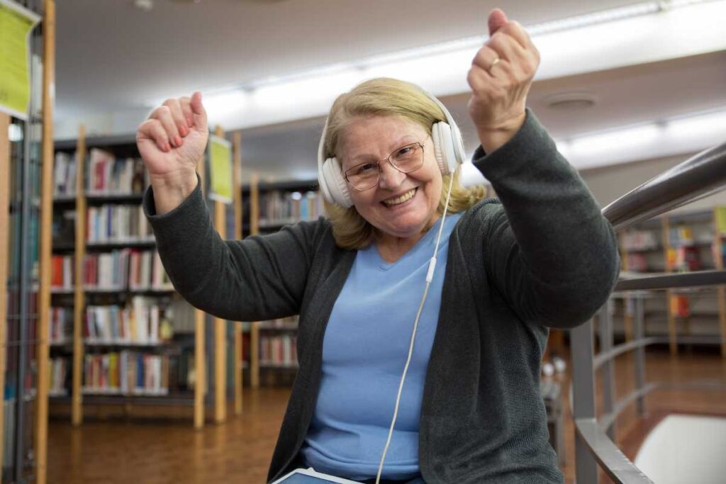 Senhora feliz ouvindo música