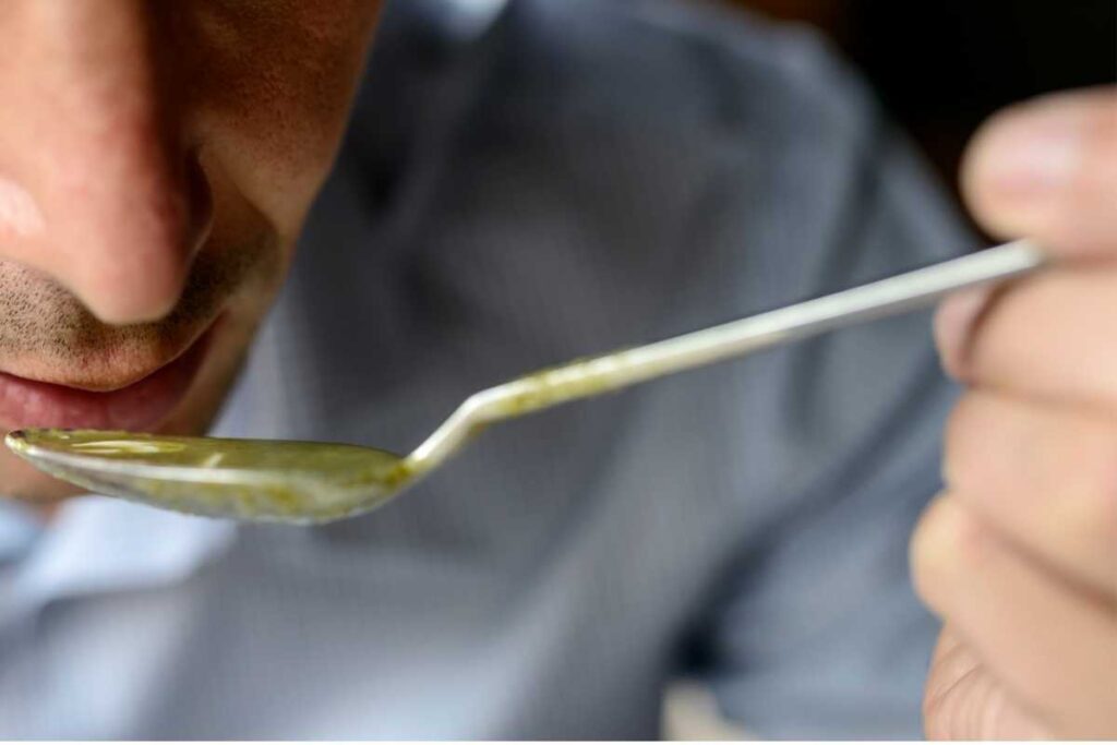 Pessoa tomando uma sopa nutritiva