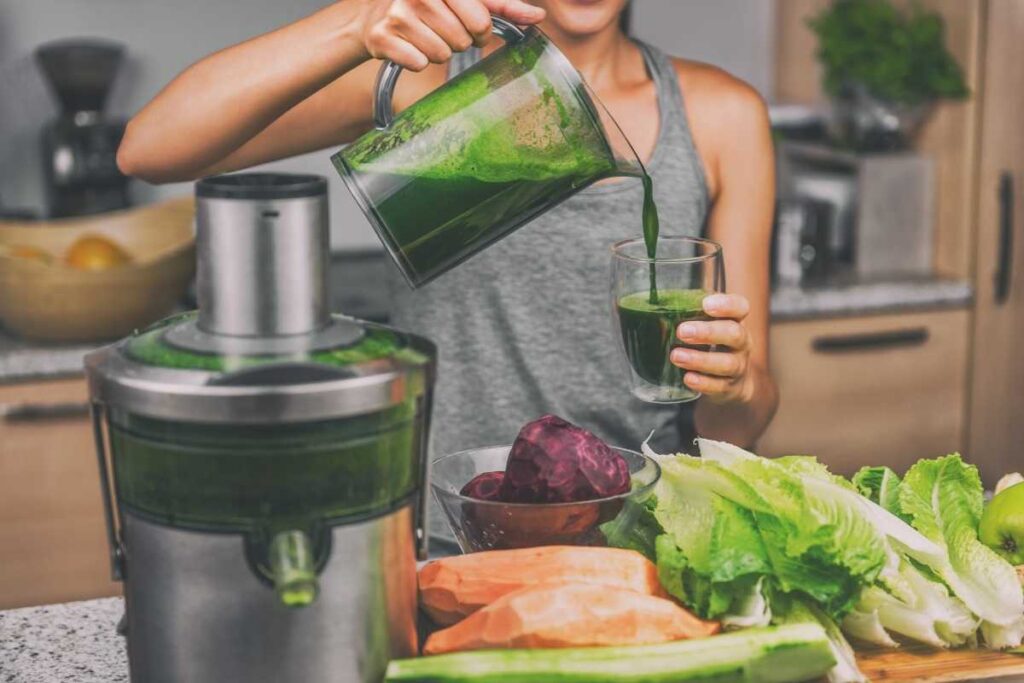 Pessoa fazendo um suco detox refrescante