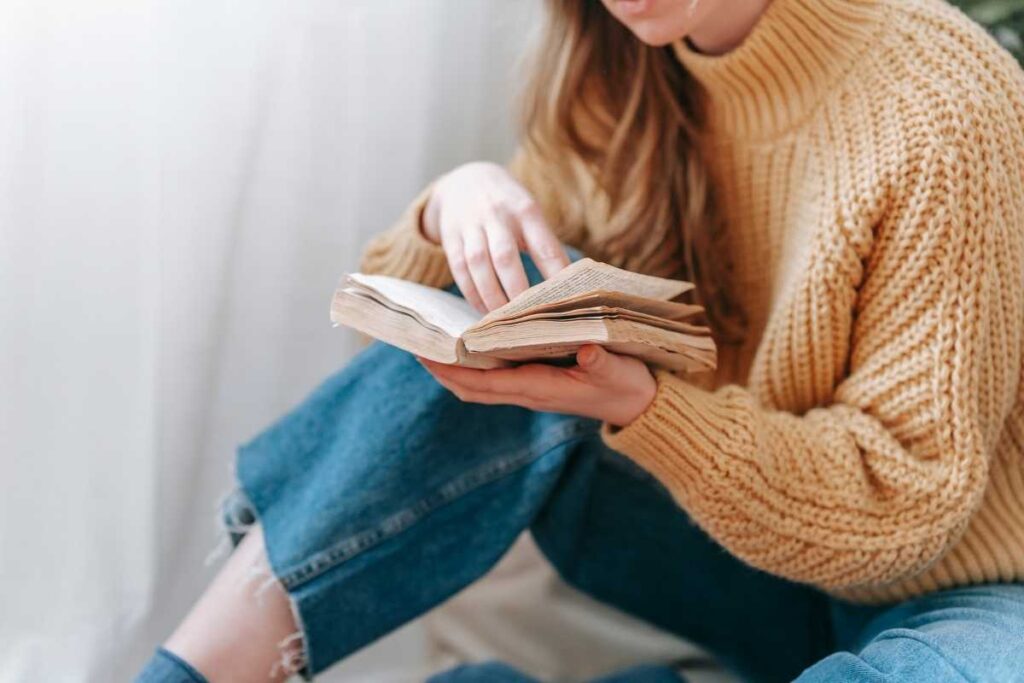 Pessoa sentada realizando uma leitura