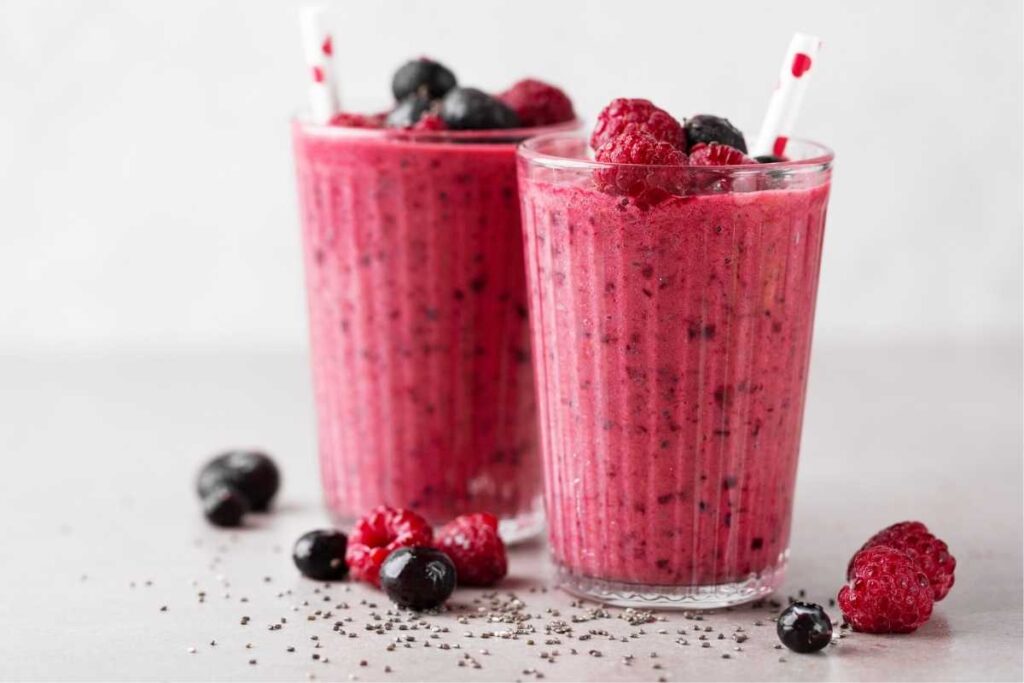 2 taças de sobremesa de frutas vermelhas.
