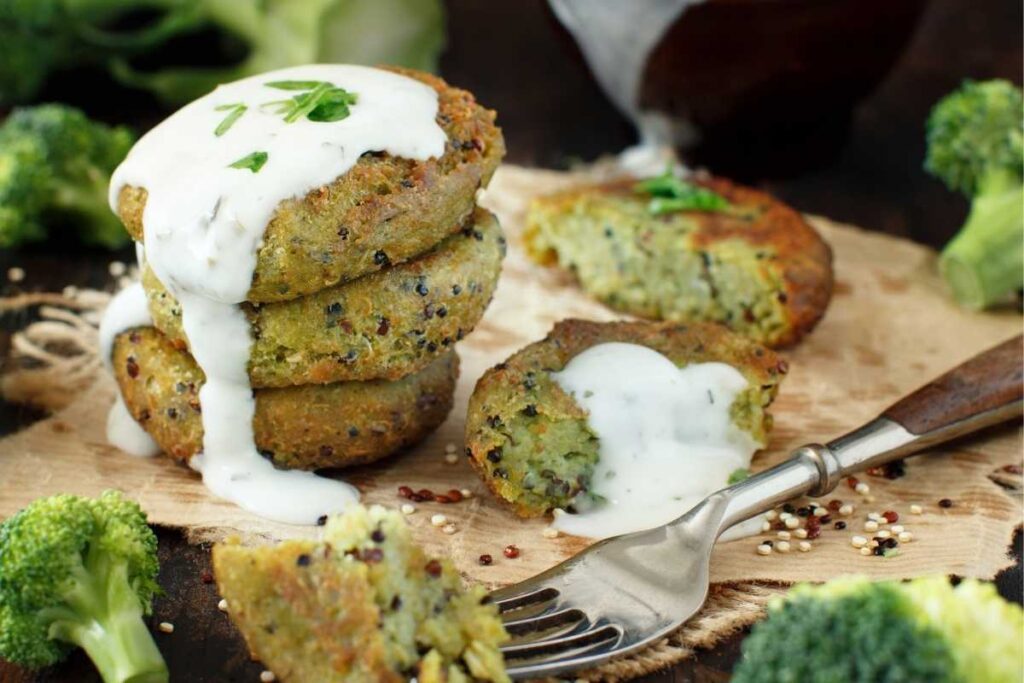 Receita de Hamburgueres Veganos em uma tábua com molho branco.