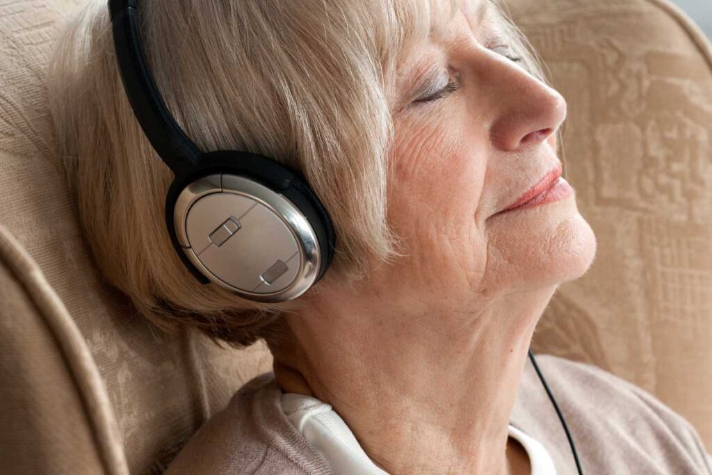 Senhora relaxando ouvindo música e melhorando a saúde mental