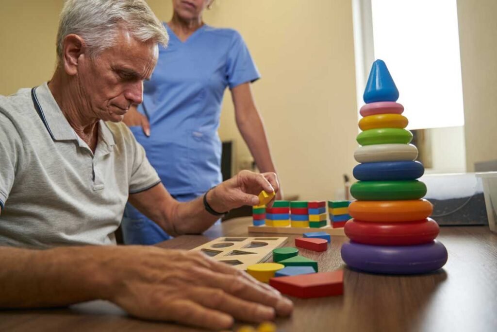 Senhor jogando algum jogos que estimulam a memória